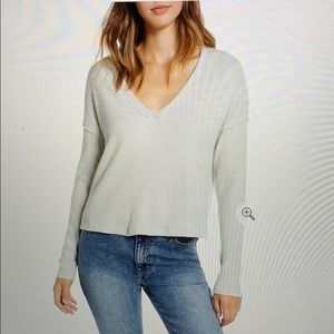 Semi cropped, ribbed top.